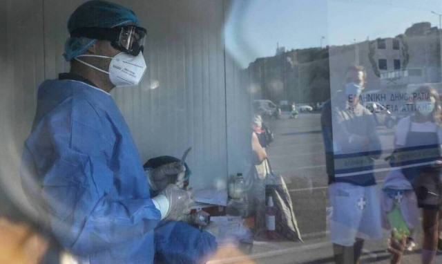 Συναγερμός στη Λαμία: Σπεύδει ο ΕΟΔΥ για μαζικά τεστ - Μαθητές θετικοί έπειτα από κορονο-πάρτι