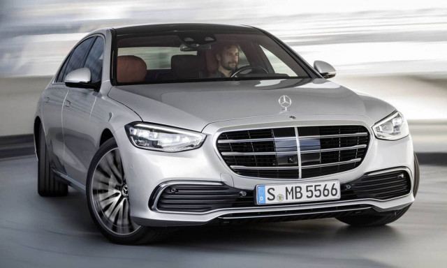 H ολοκαίνουργια Mercedes S-Class στρίβει λίγο… περίεργα