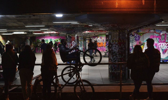 Kορονοϊός - Βρετανία: Αγγίζουν τις 3.500 τα νέα κρούσματα το τελευταίο 24ωρο