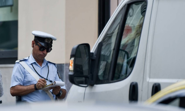 Ιωάννινα: Αστυνομικός έκοψε κλήση σε... γερμανικό περιπολικό (pics)