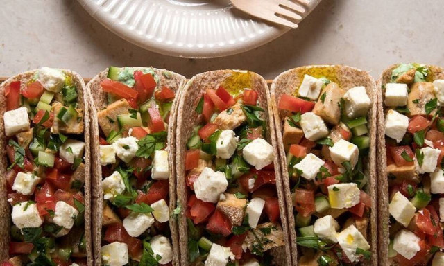 Άκης Πετρετζίκης: Wrap με κοτόπουλο και ελληνική σαλάτα