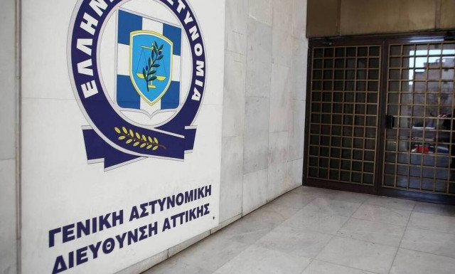 Έρευνα για βίντεο που δείχνει αστυνομικό να χτυπά άνδρα με γύψο στο πόδι