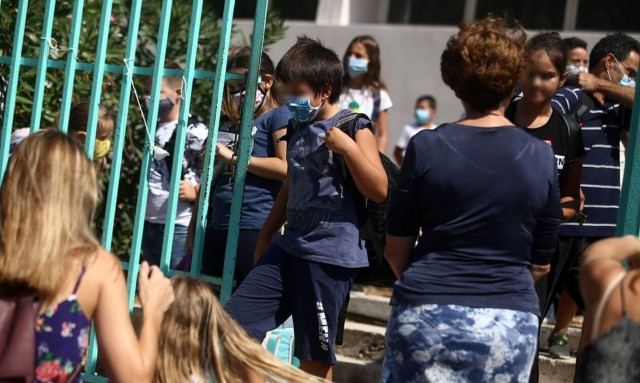 Άνοιγμα σχολείων: Γιατί είχαν λάθος μέγεθος οι μάσκες που δόθηκαν στους μαθητές