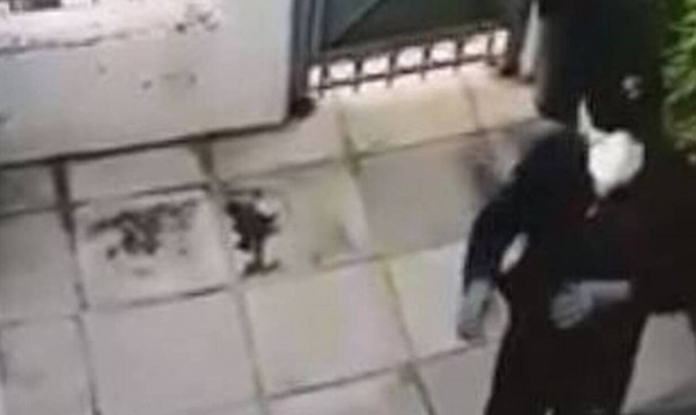 Καρέ – καρέ διάρρηξη στο Χαλάνδρι: Διαρρήκτες με μάσκες και πτυσσόμενη σκάλα εισέβαλαν σε σπίτι