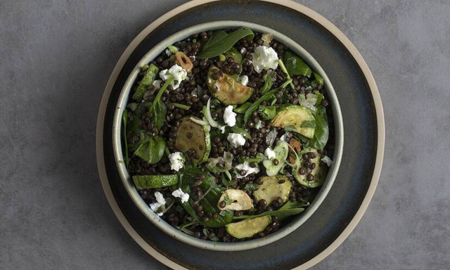 Άκης Πετρετζίκης: Σαλάτα με μαύρες φακές