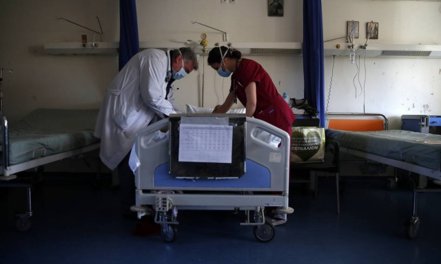 Κορονοϊός: «Καμπανάκι» για Αττική και διασωληνωμένους