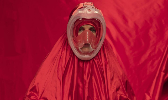 Η μόδα στην εποχή του κορονοϊού: Απίστευτες εικόνες από την πασαρέλα