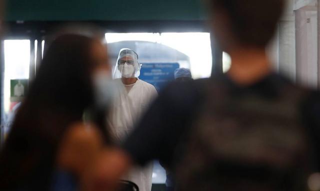 Κορονοϊός: «Γράφουν - σβήνουν» τα νέα μέτρα - Ποια αναμένεται να ανακοινωθούν την Τρίτη