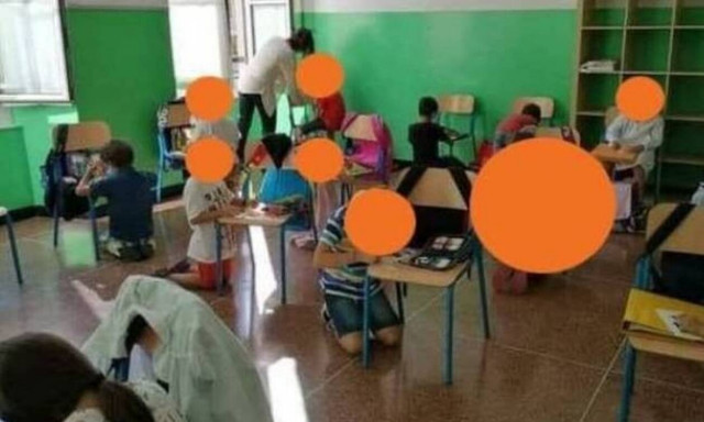 Ιταλία: Μαθητές κάθονται στο πάτωμα και ζωγραφίζουν ακουμπώντας στις καρέκλες