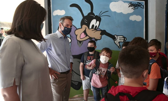 Μητσοτάκης σε μαθητές: Θαυμάζω τη συνέπειά σας με τη μάσκα