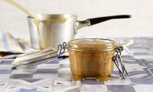 Άκης Πετρετζίκης: Vegan σάλτσα καραμέλας με 3 υλικά