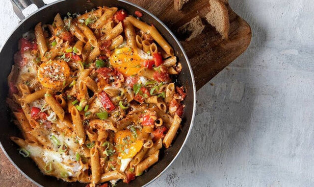 Άκης Πετρετζίκης: Healthy shakshuka με πένες