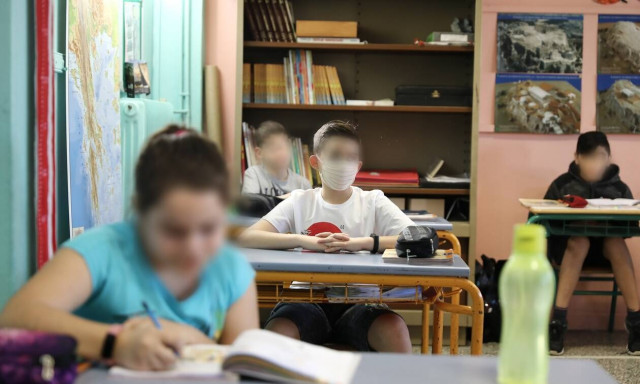 Κορονοϊός - Καταγγελία από Θεσσαλονίκη: Μάθημα σε υπόγειες αίθουσες και συνωστισμός στο προαύλιο