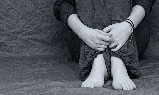 Σοκ στην Κέρκυρα: Άντρας ξυλοκόπησε την πρώην σύζυγό του έξω από το σχολείο του παιδιού τους