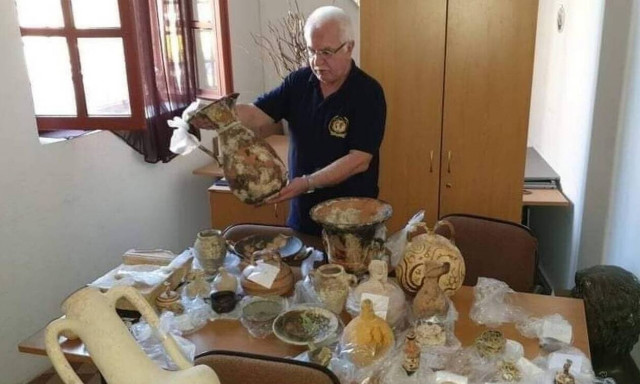 Ο Γιώργος Τσούκαλης βρήκε θησαυρό αρχαιοτήτων στην Ρόδο