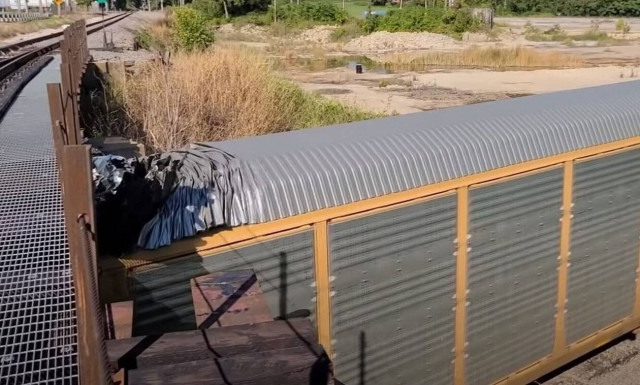 Δείτε χαμηλή γέφυρα να «ξυρίζει» την οροφή τρένου που μεταφέρει αυτοκίνητα