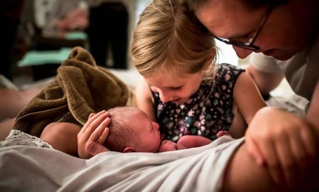 Συνάντησε το νεογέννητο αδερφάκι της και οι φώτο έγιναν viral 