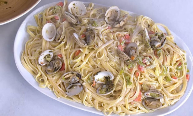 Άκης Πετρετζίκης: Λιγκουίνι alle vongole