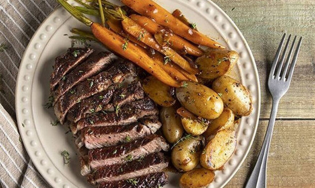 Άκης Πετρετζίκης: Πεντανόστιμη συνταγή για μοσχαρίσιο ribeye με γλυκόξινη σάλτσα