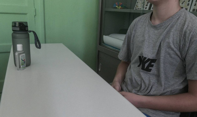 Άνοιγμα σχολείων: Νέα γκάφα - Μοίρασαν βιβλία τυλιγμένα με διαφημιστικά για αυξητική στήθους!