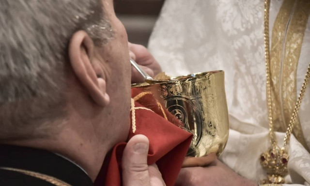 Δερμιτζάκης: Πρώτα απαγόρευση της θείας κοινωνίας και ύστερα να κλείσουν μαγαζιά