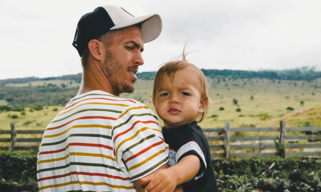 Τι συμβουλεύει ένας μπαμπάς τους άλλους μπαμπάδες