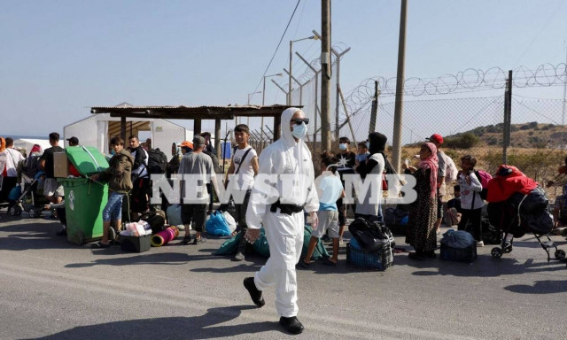 Μυτιλήνη: Σε εξέλιξη επιχείρηση της ΕΛ.ΑΣ. - Τεράστιες ουρές μεταναστών έξω από Καρά Τεπέ