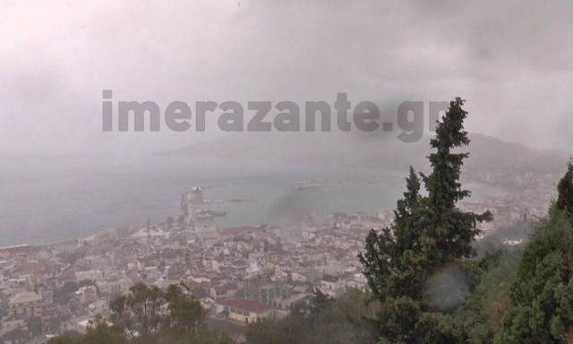 Κακοκαιρία Ιανός: «Σφυροκοπάει» τη Ζάκυνθο - Δείτε τις πρώτες εικόνες του κυκλώνα