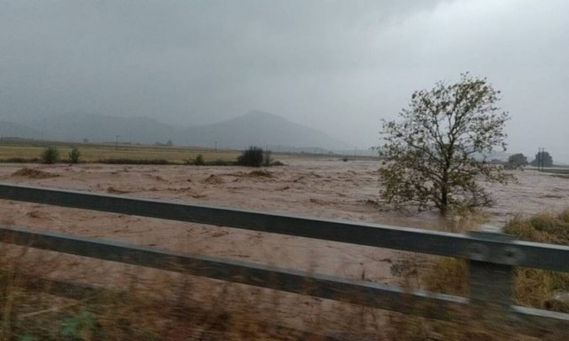 Κακοκαιρία Ιανός: «Πνίγονται» Στερεά Ελλάδα και Θεσσαλία – Δύσκολες οι επόμενες ώρες