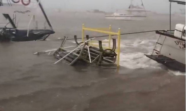 Κακοκαιρία Ιανός: Βυθίστηκαν σκάφη στη Ζάκυνθο και στο Νυδρί