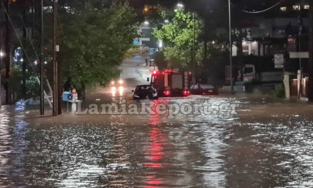Κακοκαιρία «Ιανός»: Εγκλωβίστηκαν αυτοκίνητα στο δρόμο για το νοσοκομείο της Λαμίας