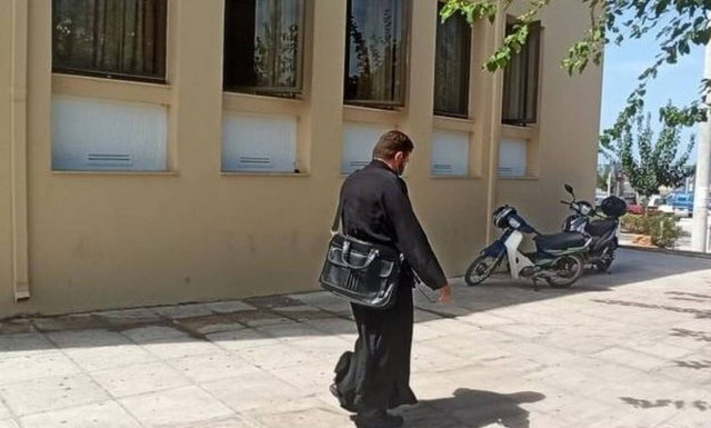 Έτσι αντέδρασε ο ιερέας όταν τον απείλησαν με πρόστιμο στο δικαστήριο
