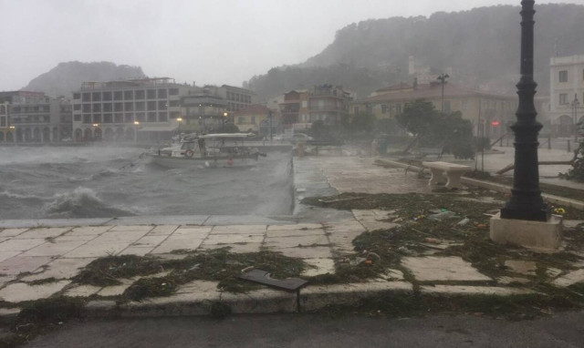 Ο «Ιανός» σφυροκοπά το Ιόνιο: Ζάκυνθος, Κεφαλονιά και Ιθάκη στη δίνη του κυκλώνα (pics&vids)