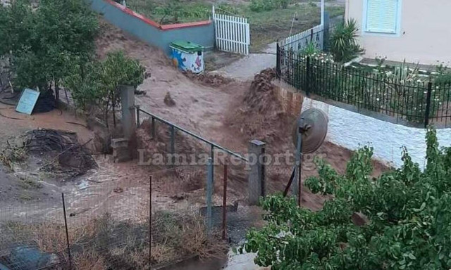 Κυκλώνας Ιανός: «Βουλιάζει» η Φθιώτιδα - Συναγερμός για εγκλωβισμένους σε σπίτια και αυτοκίνητα 