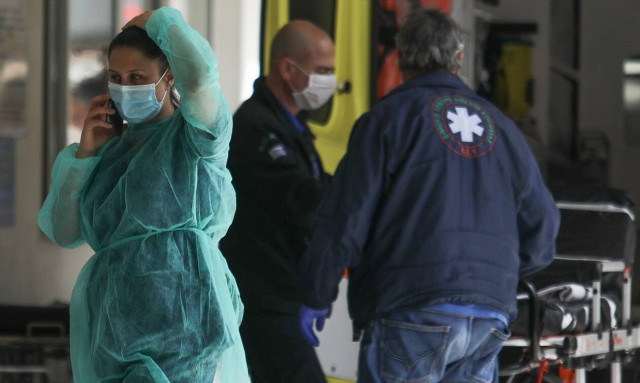 Κορονοϊός: Πιέζονται τα νοσοκομεία από τα κρούσματα - Αγωνία για την πληρότητα των ΜΕΘ