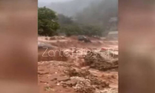 Κακοκαιρία Ιανός - Κεφαλονιά: Αυτοκίνητο παρασύρεται από χείμαρρο και θάβεται στα λασπόνερα (vid)