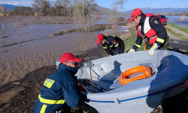 Κυκλώνας Ιανός: Επιχείρηση για τον απεγκλωβισμό τριμελούς οικογένειας στο Καρποχώρι Σοφάδων