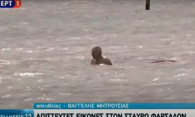 Η στιγμή που η ΕΜΑΚ έσωσε τον ηλικιωμένο στον Σταυρό Φαρσαλων (vid)