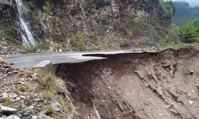 Κακοκαιρία Ιανός: Χωριό στη Θεσσαλία κόπηκε στα δύο!