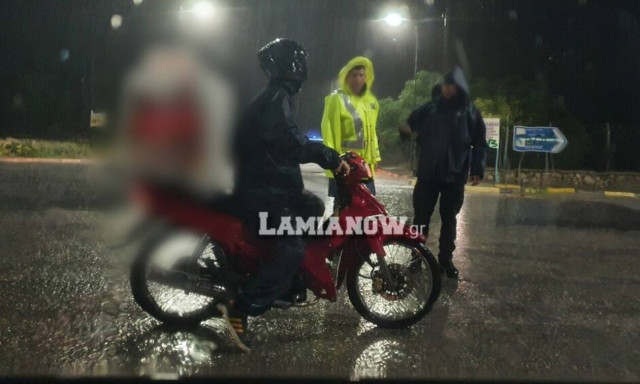 Κυκλώνας Ιανός - Λαμία: Ντελιβεράς ήθελε να περάσει από χείμαρρο να πάει παραγγελία (pics)