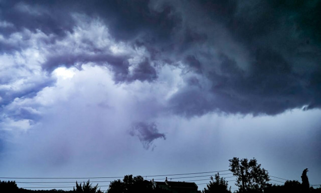 Κακοκαιρία «Ιανός»: Βροχές και κεραυνοί στην Κρήτη - Κλείνουν γέφυρες, πλημμύρισαν καταστήματα