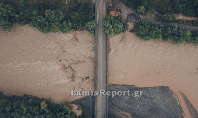 Κακοκαιρία «Ιανός» - Βίντεο: Συγκλονιστικές εικόνες από τον πλημμυρισμένο Σπερχειό