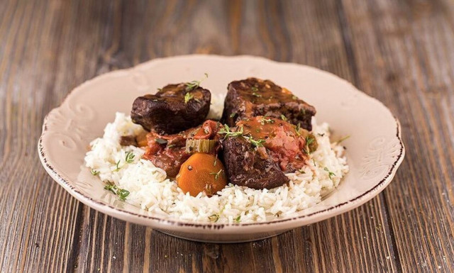 Άκης Πετρετζίκης: Λαχταριστό μοσχαράκι κοκκινιστό