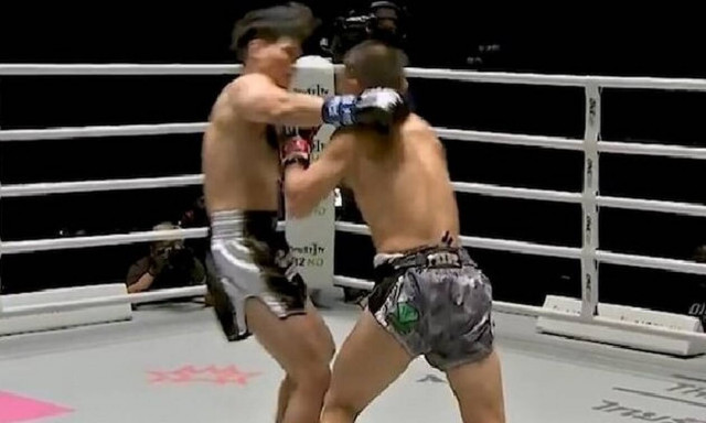 Το νοκ άουτ της χρονιάς: Kickboxer έβγαλε εκτός αγώνα τον αντίπαλό του σε 6 δευτερόλεπτα 