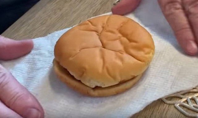 Ανοίγει ένα χάμπουργκερ μετά από 24 χρόνια και η αποκάλυψη σοκάρει!