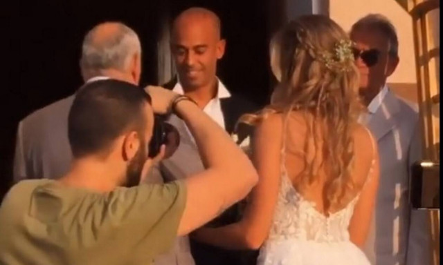 Τα σκαλιά της εκκλησίας ανέβηκε πρώην παίκτρια του Survivor – Φωτογραφίες από τον γάμο (pics)