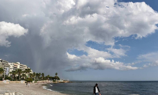 Καιρός: Έφυγε ο Ιανός, μένουν οι βροχές - Η πρόγνωση για τη Δευτέρα