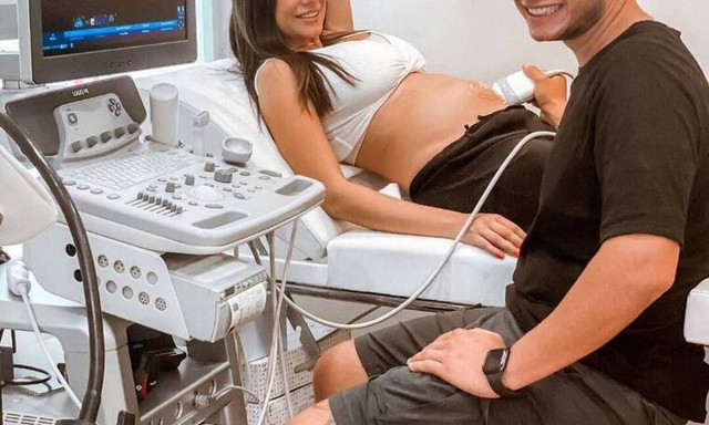 Ανακοίνωσαν την εγκυμοσύνη με φωτό από το πρώτο υπερηχογράφημα!