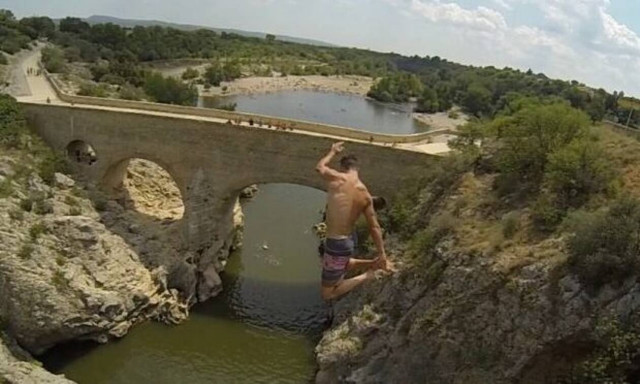 Πήδηξε από 25 μέτρα ύψος και βγήκε ζωντανός!