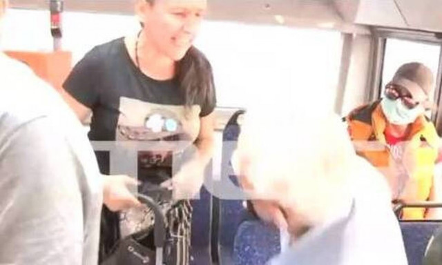 Κορονοϊός: Άγριος καυγάς σε λεωφορείο - Ήρθαν στα χέρια για τη χρήση μάσκας (vid)